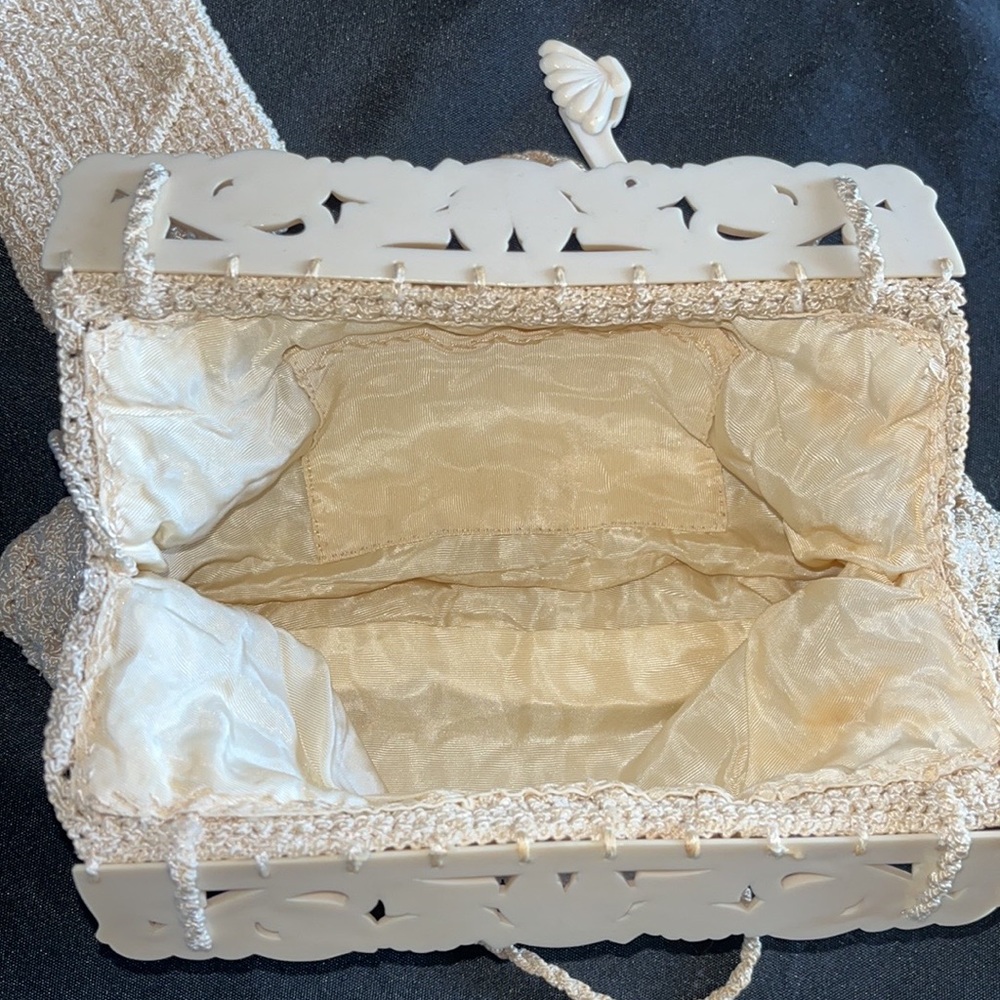 Vintage Cream Crochet Purse w/Plastic Carved Floral Clasp Frame - Picture 5 of 8